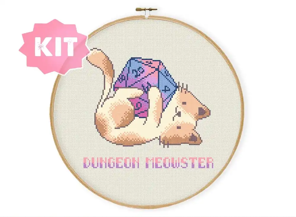 Dungeon Meowster Korsstygnskit– Katt & D20 i Pastell för DnD-fans - Dagens deal