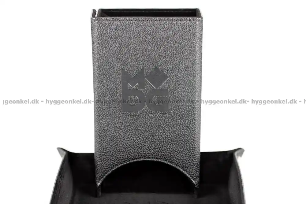 Direkt från fabriken | Fold Up Dice Tower Black - Leatherette