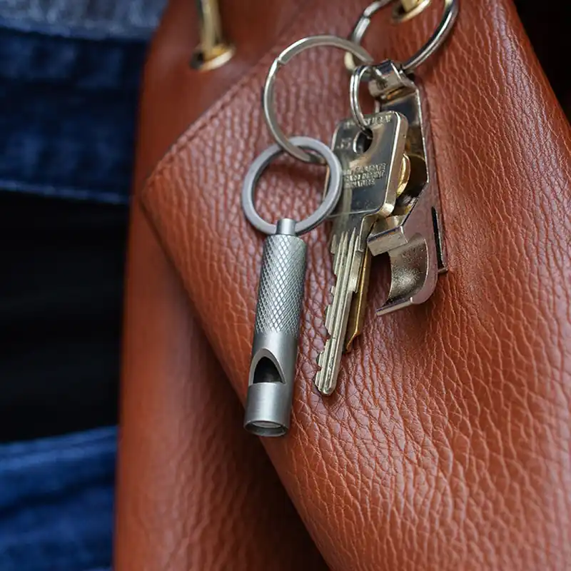 Kikkerland - Mini Keyring Whistle - 1 x 2.75 x 0.25 inches - Missa inte